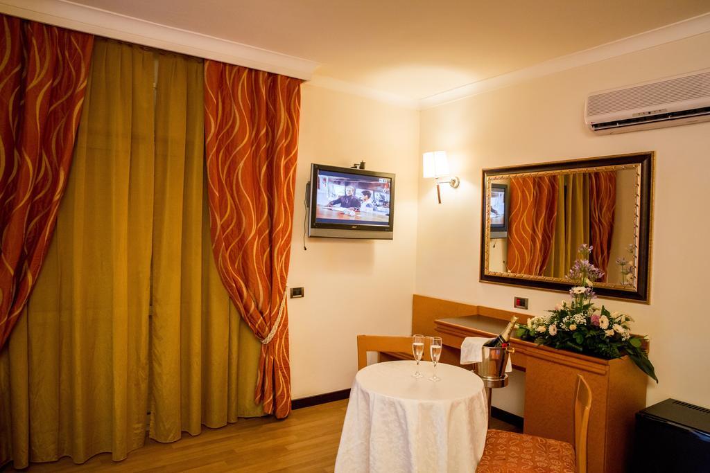 Hotel Ares Pontinia Ngoại thất bức ảnh