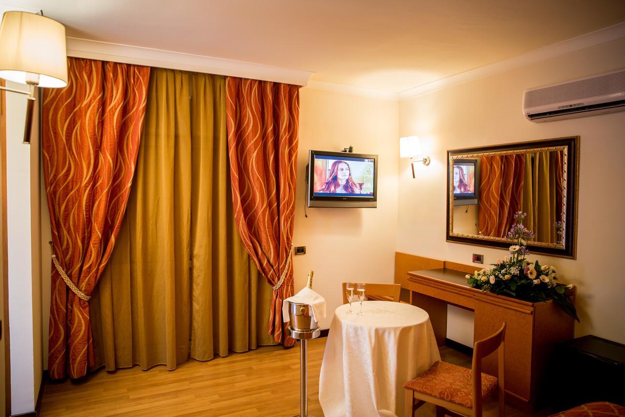 Hotel Ares Pontinia Ngoại thất bức ảnh